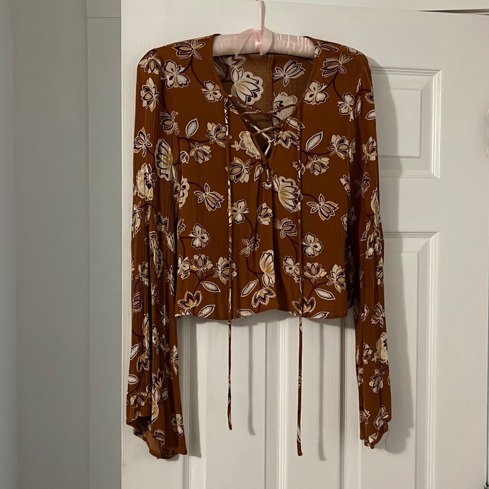 Cropped Flutter-Sleeved Top